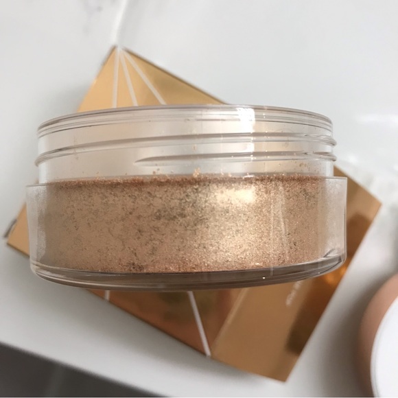 ✨HOST PICK✨ Becca Glow Dust Highlighter - Champagne Pop - Picture 4 of 7